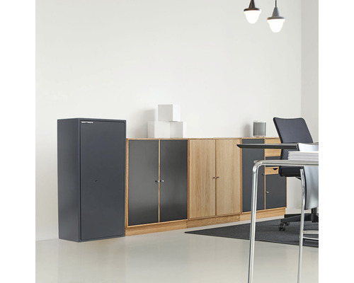 Büro mit Büroschrank, Aktenschrank, Büromöbeln und Bürostuhl
