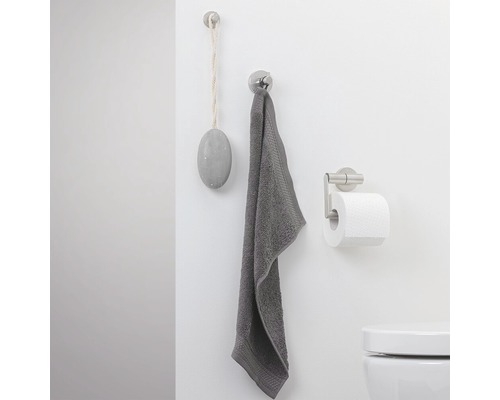 Mur de salle de bain avec crochets, serviette et porte-papier toilette
