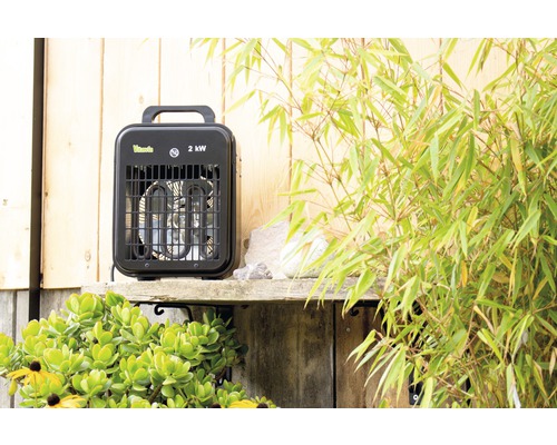 Elektrischer Heizlüfter mit zwei Kilowatt Leistung auf einem Regal im Aussenbereich