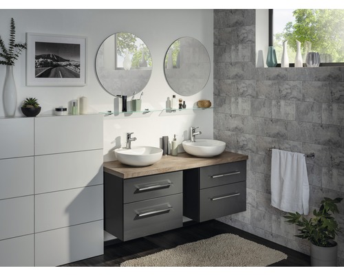 Salle de bain avec double vasque, miroirs et carrelage gris