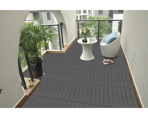 Balkon mit grauen Terrassenfliesen, Pflanze, Tisch und Stuhl