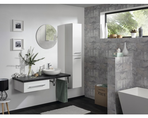 Salle de bains moderne avec lavabo, miroir, armoire haute et baignoire.