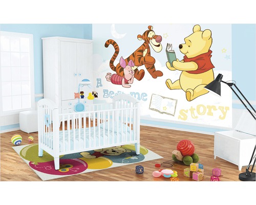 Chambre d''enfant avec lit de bébé, armoire, coffre à jouets et sticker mural Winnie l''ourson