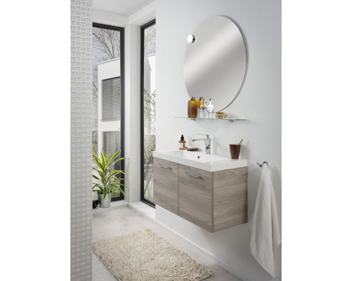 Salle de bain avec meuble-lavabo, miroir et fenêtre pour une ambiance lumineuse