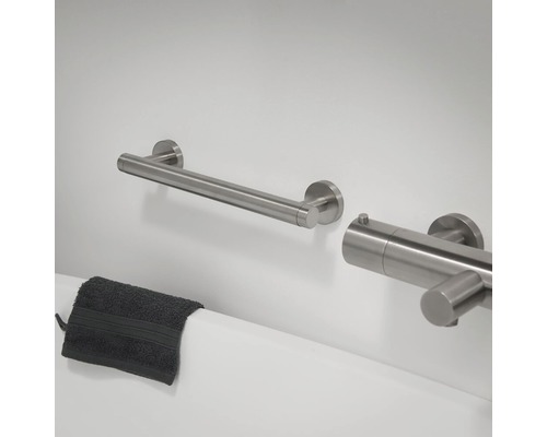 Robinetterie de salle de bain avec barre d''appui et serviette