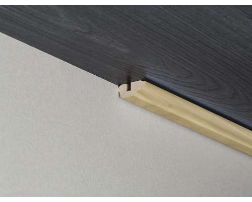 Plinthe en bois sur mur et sol stratifié