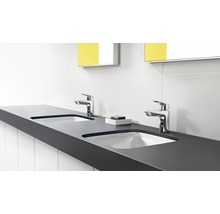 Salle de bain avec plan vasque, deux lavabos et robinetteries
