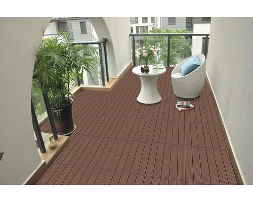 Terrasse avec dalles de terrasse marron, coin salon et plante sur le balcon.