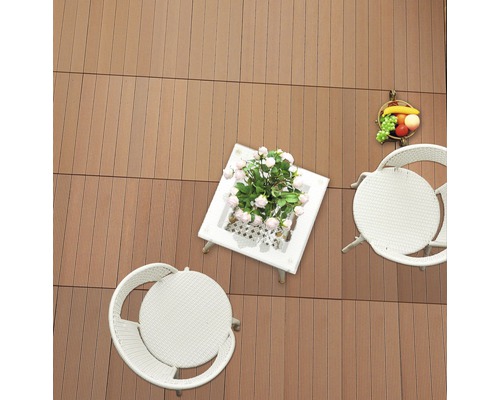 Terrasse avec plancher en bois, deux chaises et une table en rotin blanc