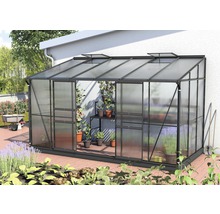 Serre avec étagère à plantes et fenêtres ouvertes