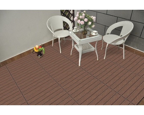 Terrasse avec carrelage imitation bois, table et chaises