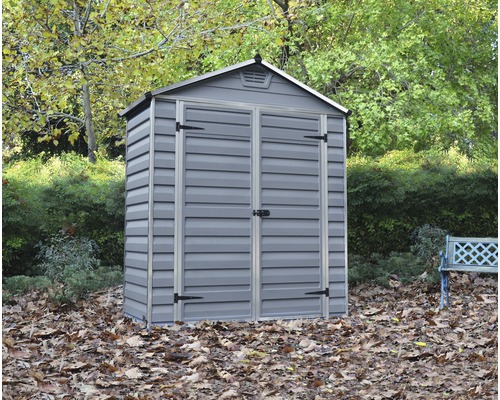 Armoire de jardin en plastique avec double porte devant une scène de jardin