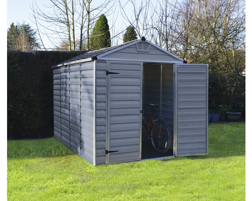 Gerätehaus Palram – Canopia Skylight 6x10 mit Fussboden 185,5 x 305,5 cm grau Gartenschuppen mit geöffneten Türen und einem Fahrrad im Inneren auf einer Rasenfläche