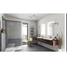 Modernes Badezimmer mit Dusche, Doppelwaschtisch und Beleuchtung