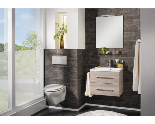 Modernes Badezimmer mit Wandtoilette, Waschtischunterschrank, Spiegel und Fenster