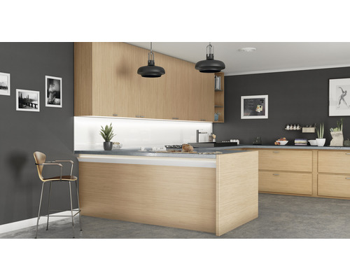 Moderne Küche mit Kochinsel, hellen Holzschränken und Barhocker.
