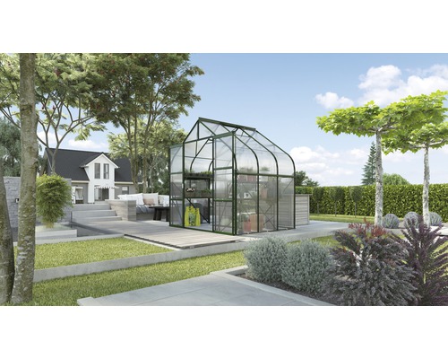 Gewächshaus Vitavia Diana 5000 Hohlkammerplatten 4 mm 264x195 cm smaragd Gewächshaus im Garten mit Terrasse und Haus im Hintergrund