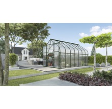 Gewächshaus im Garten mit Bepflanzung und Gartenmöbeln