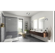 Badezimmer mit Dusche, Waschtisch, Spiegel und Beleuchtung