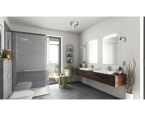 Badezimmer mit Dusche, Waschtisch, Spiegel und Beleuchtung