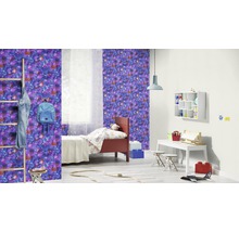 Kinderzimmer mit Galaxie-Tapete, Bett, Schreibtisch und Spielsachen
