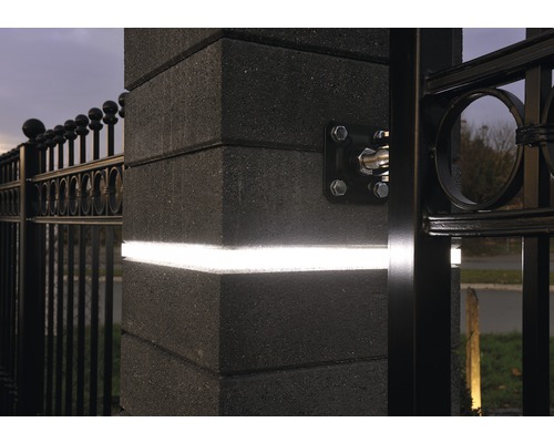 Élément d'éclairage LED 12 V pour système de muret Trendline 36,5x36,5x2,5 cm Vue détaillée d''une clôture avec un pilier en maçonnerie et un éclairage intégré.