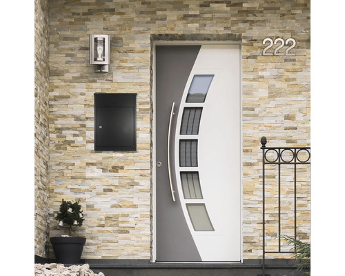 Entrée de maison moderne avec porte d''entrée, boîte aux lettres, numéro de maison et applique murale sur une façade en pierre