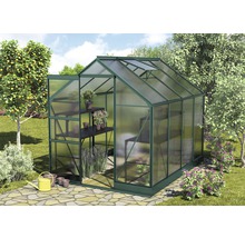 Gewächshaus mit geöffneter Tür und Pflanzenregal im Garten.