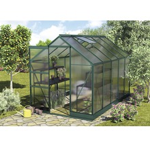 Serre avec étagères dans le jardin