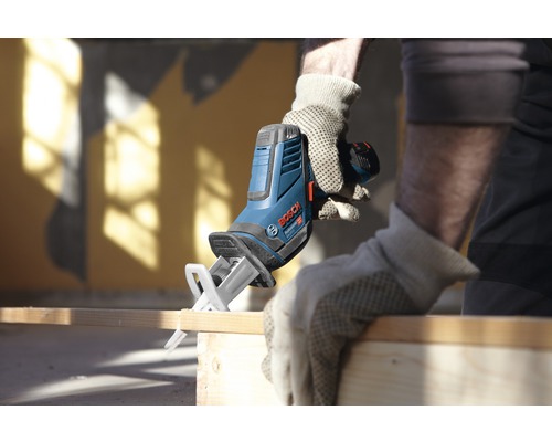 Scie sabre Bosch coupant du bois