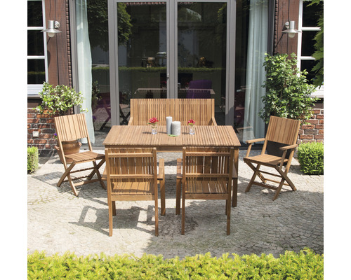 Gartensitzgruppe aus Holz mit Tisch, Stühlen und Bank auf einer Terrasse.