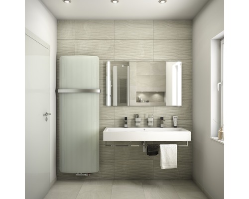 Modernes Badezimmer mit Heizkörper, Waschbecken und Spiegelschrank.