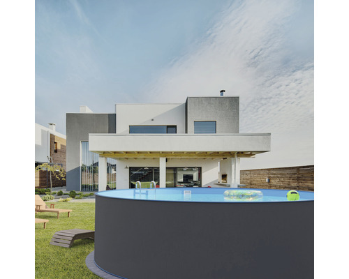 Aufstellpool im Garten eines Wohnhauses