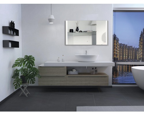 Modernes Badezimmer mit Waschtisch, Spiegel, Badewanne und Pflanze