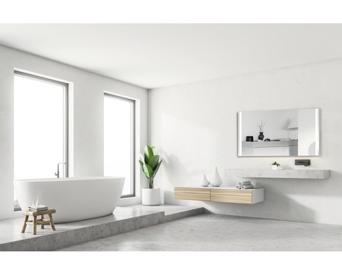 Helles Badezimmer mit Badewanne, Waschtisch, Spiegel und Fenster für Hornbach