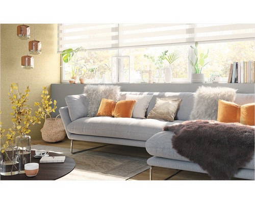 Salon avec canapé, coussins, table et décoration pour une atmosphère chaleureuse