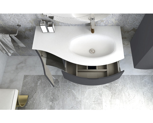 Badezimmer mit Waschbeckenunterschrank, Waschbecken und offenem Schubfach