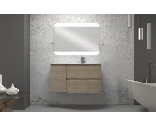 Badezimmer mit Waschbeckenunterschrank, Waschbecken, Spiegel mit Beleuchtung und Badewanne.