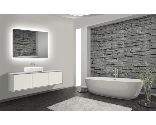 Modernes Badezimmer mit Badewanne, Waschtisch und beleuchtetem Spiegel