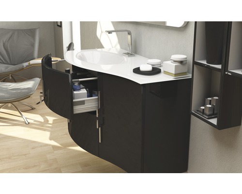 Salle de bain avec lavabo, robinet, meuble sous-vasque et tiroir.
