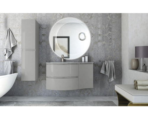 Badezimmer mit Waschtischunterschrank, Spiegelschrank und Handtüchern an der Wand