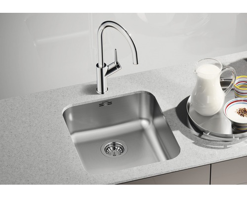 Spüle aus Edelstahl mit Wasserhahn auf einer Küchentheke