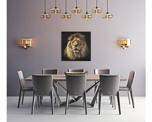 Esszimmer mit Esstisch, Stühlen, Wandleuchten, Hängelampen und einem Wandbild mit einem Löwen
