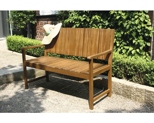 Holzgartenbank mit Hut im Garten