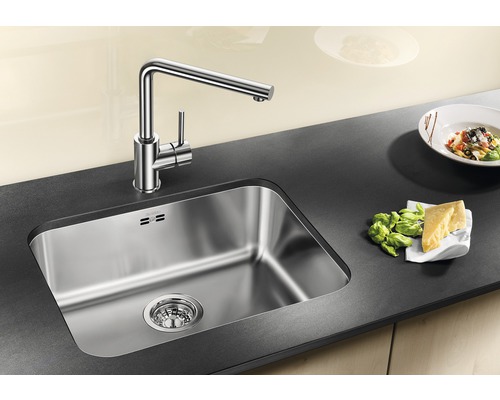 Évier en acier inoxydable avec robinet sur un plan de travail de cuisine