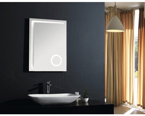 Salle de bains moderne avec miroir lumineux, vasque à poser et robinet