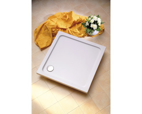 Quadratische Duschwanne mit Ablaufgarnitur auf Fliesen