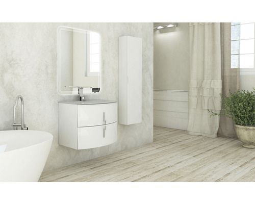 Scène de salle de bains avec meuble-lavabo, miroir, armoire haute et baignoire au design clair.