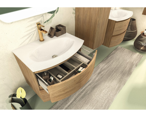 Aménagement de salle de bains avec meuble sous-vasque, lavabo, robinet et tapis de bain