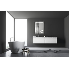 Salle de bains avec baignoire îlot, meuble-lavabo avec miroir et éclairage